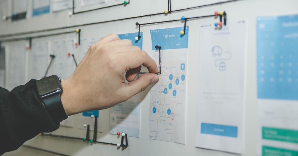 Persona diseñando app en computadora