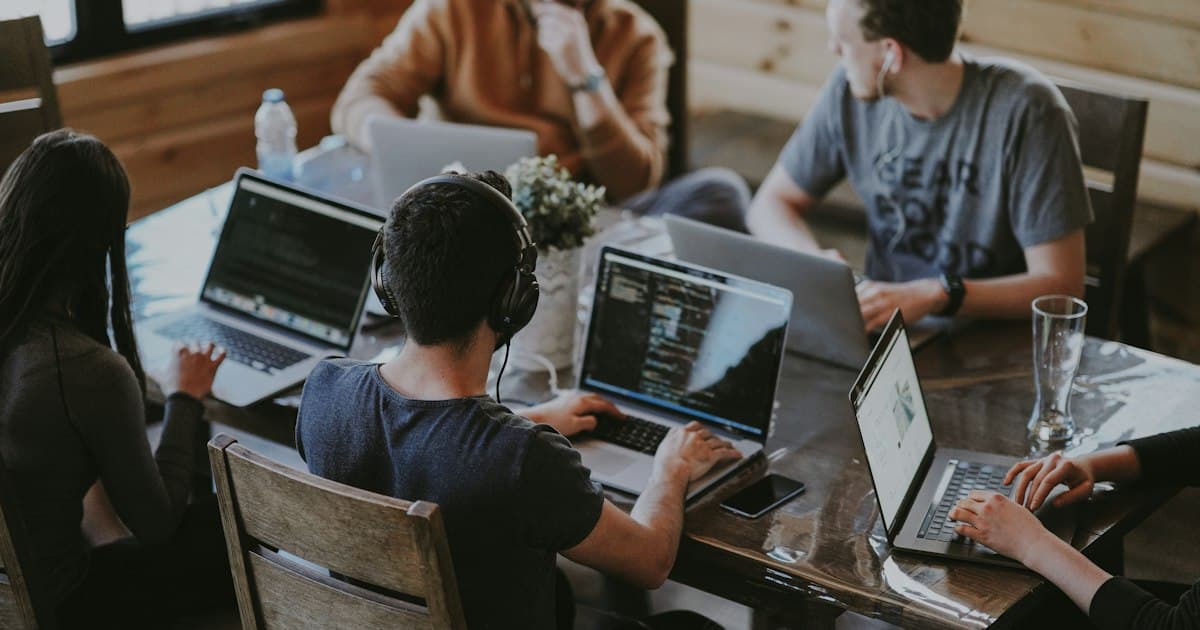 CRM por giro: qué necesita una productora, una constructora o una agencia