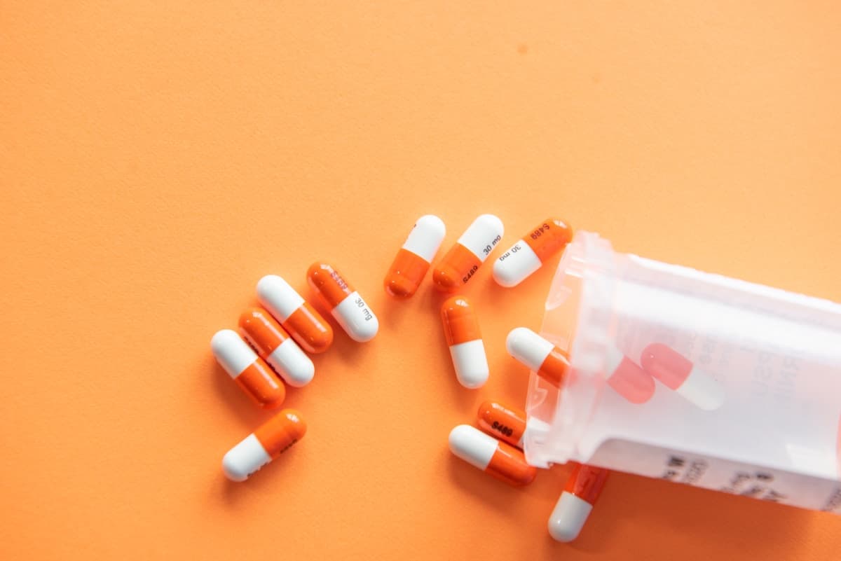 Farmacia moderna con mostrador y productos