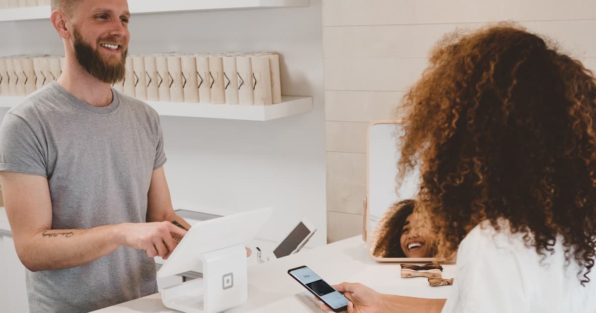 Empresária analisando estratégia de vendas online no Brasil