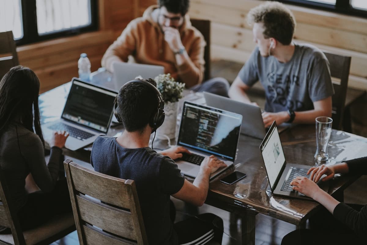 Equipo de desarrollo comparando tecnologías backend