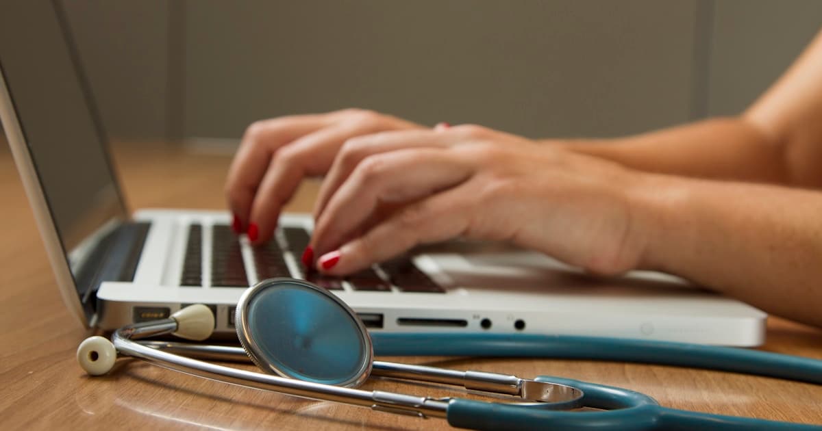 Médico atendiendo paciente en consultorio