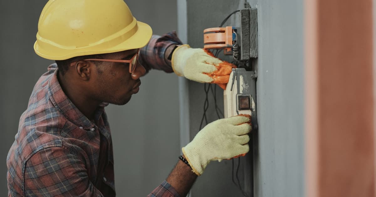 Tecnico profesional realizando servicio en hogar